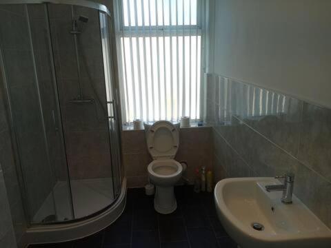 uma casa de banho com um chuveiro, um WC e um lavatório. em Double-bed (E2) close to Burnley city centre em Burnley