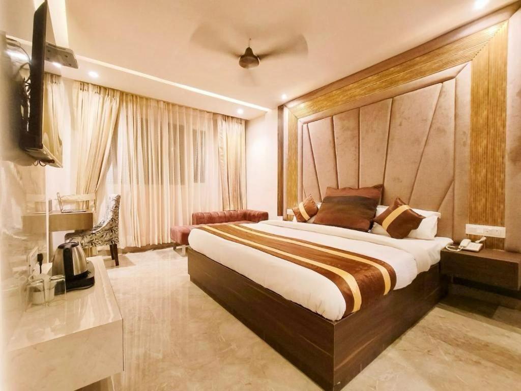 um quarto com uma cama grande num quarto em Hotel CJ International em Amritsar