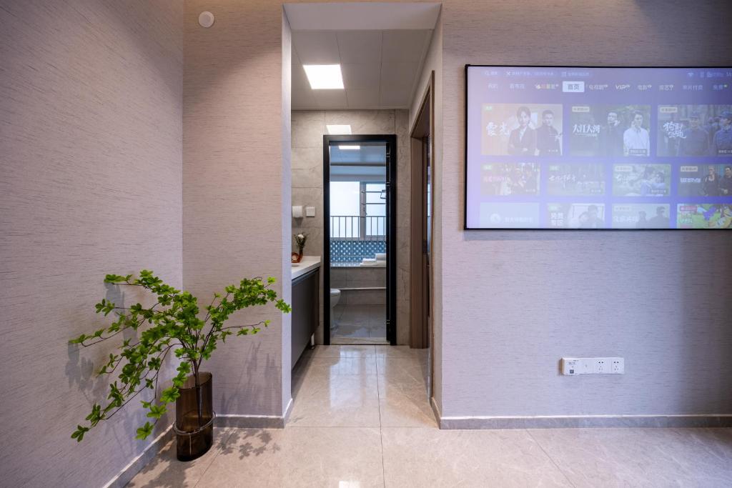 TV a/nebo společenská místnost v ubytování 岗厦汇花园行政公寓酒店-深圳福田会展中心岗厦地铁站店