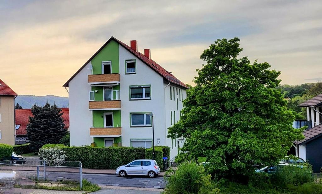 ein Haus mit einem davor geparkt in der Unterkunft Harz de luchs in Bad Harzburg