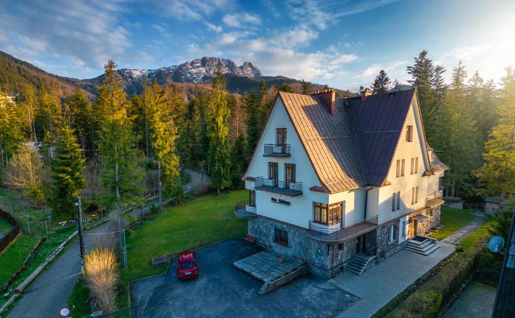 una vista aérea de una casa en las montañas en Zespół Dolina Białego - Willa Pan Tadeusz, en Zakopane