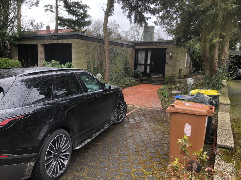 a black car parked in front of a house at Haus Diepholz in Diepholz