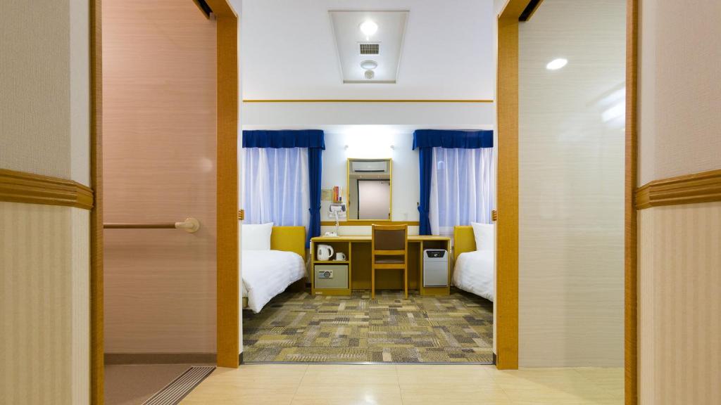 Postel nebo postele na pokoji v ubytování Toyoko Inn Tsuruga Ekimae