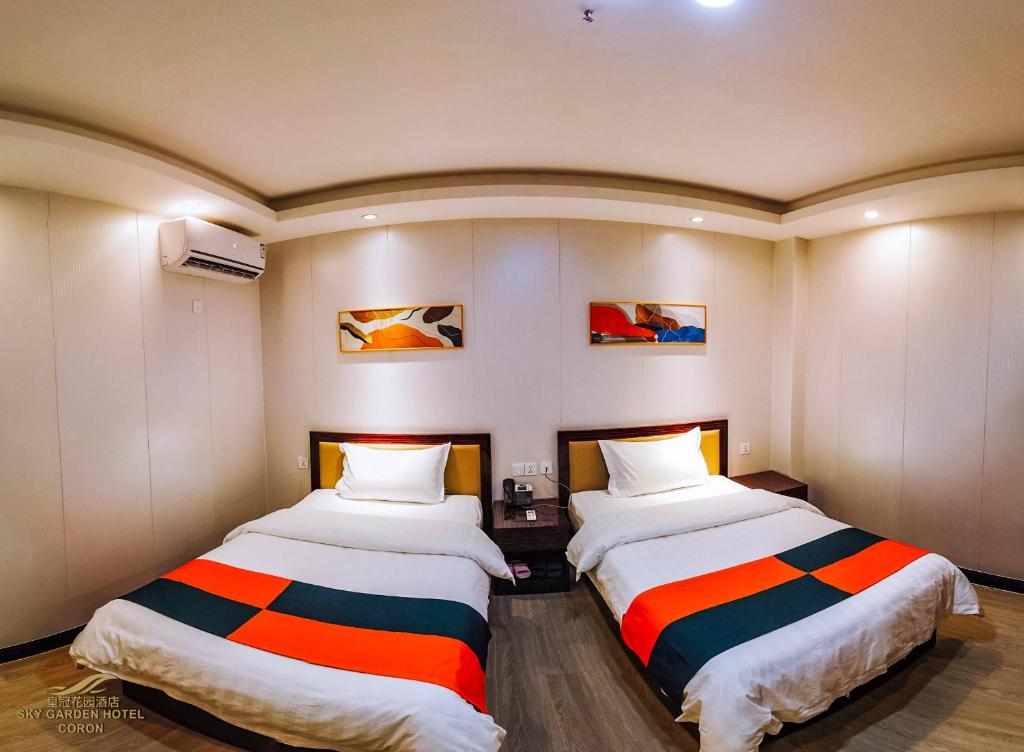Postel nebo postele na pokoji v ubytování Sky Garden Hotel