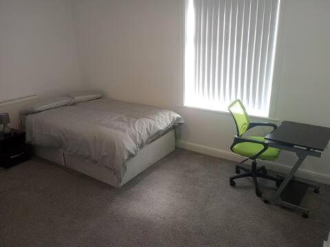 um quarto com uma cama, uma secretária e uma cadeira em Ensuite Double-bed (E4) close to Burnley city ctr. em Burnley
