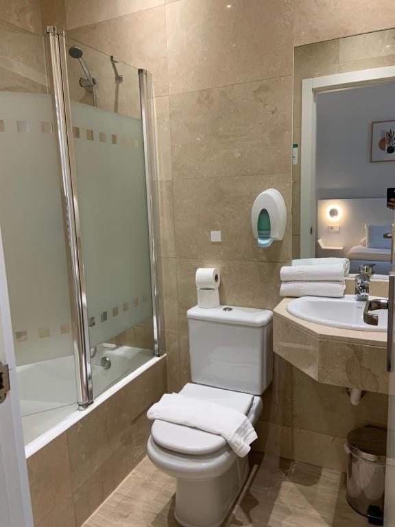 A bathroom at Hostal Sol Square Madrid