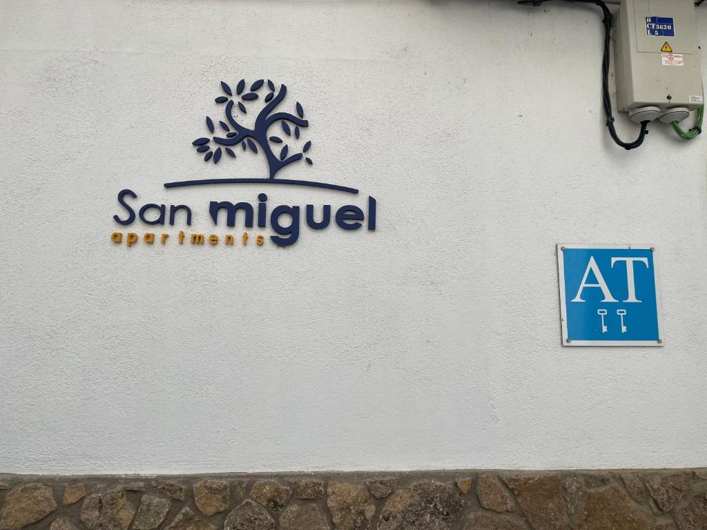 ハランディージャ・デ・ラ・ベラにあるCasa San Miguel AT-CC-360の建物脇の看板