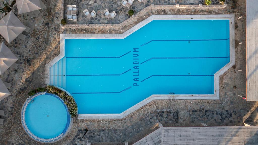 - une vue sur la piscine dans l'établissement Palladium hotel, à Marmari