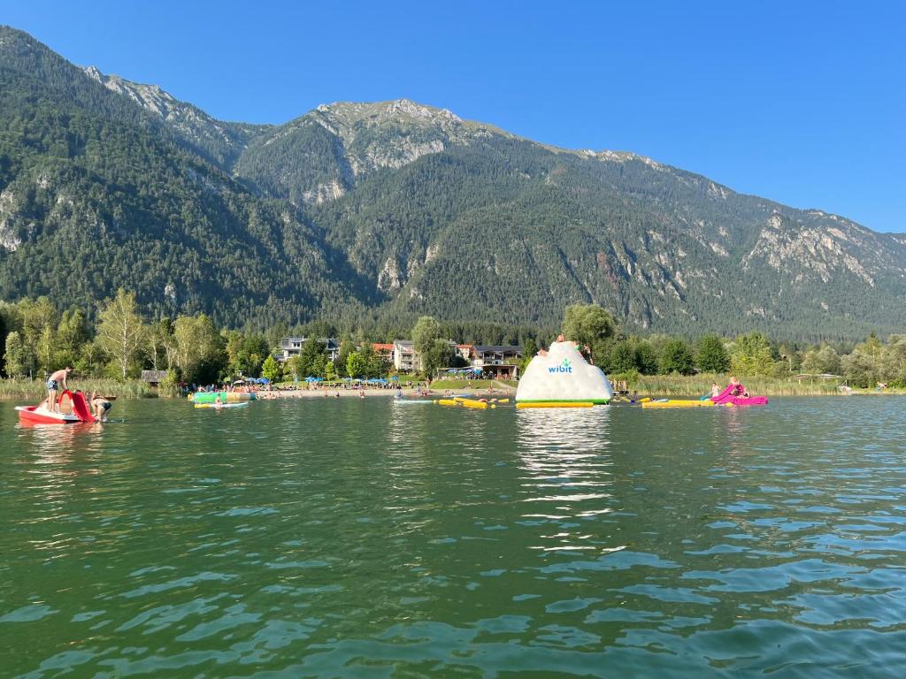 eine Gruppe von Menschen auf Flößen im Wasser in der Unterkunft Apartments De Luxe Schluga in Hermagor