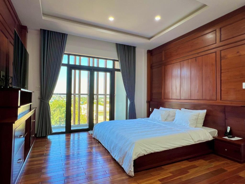 Postel nebo postele na pokoji v ubytování Đoàn Gia Luxury House
