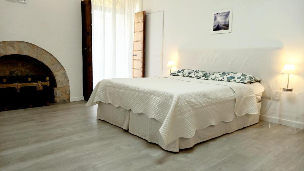 een slaapkamer met een bed in een kamer met een open haard bij Casa "ALCENTRO" in Assisi