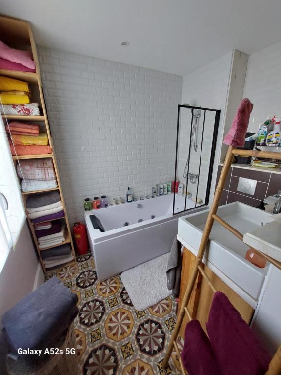 Postel nebo postele na pokoji v ubytování Demeure Prosper 1 chambre d'hôte privative avec petit déjeuner compris