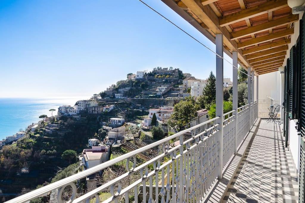 een balkon met uitzicht op de oceaan bij A Casa Romano in Ravello