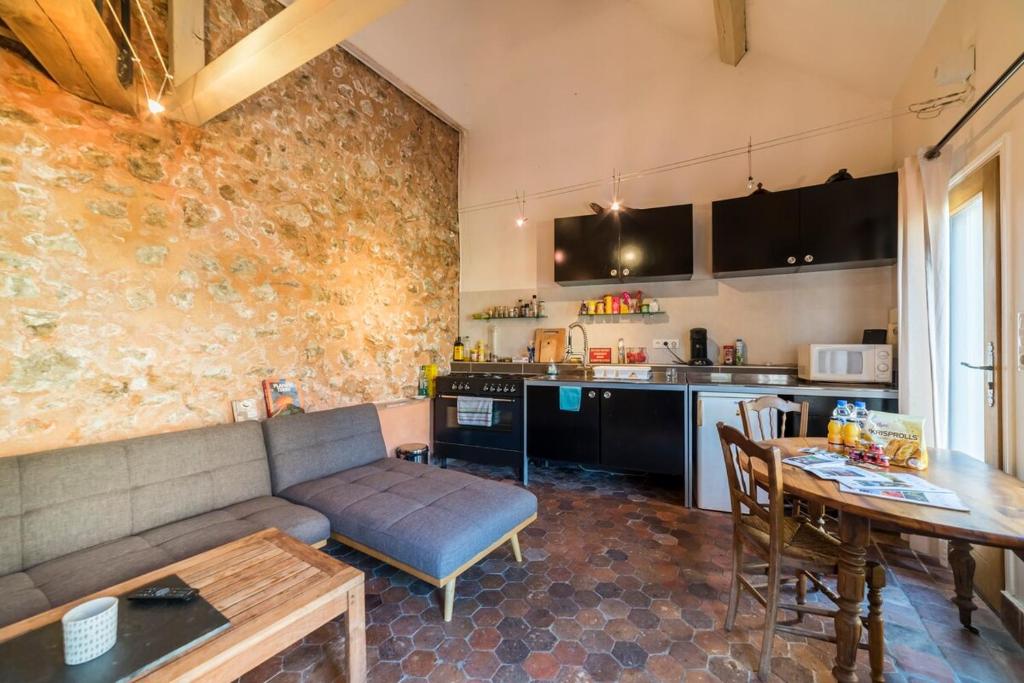 a living room with a couch and a table and a kitchen at Home - Saint Loup - Séjour à Auxerre in Auxerre