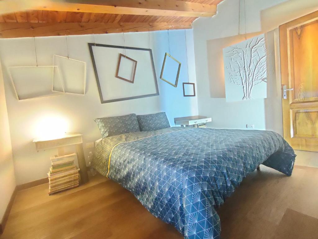 - une chambre avec un lit et des photos sur le mur dans l'établissement la casetta di Giò, à Montebelluna