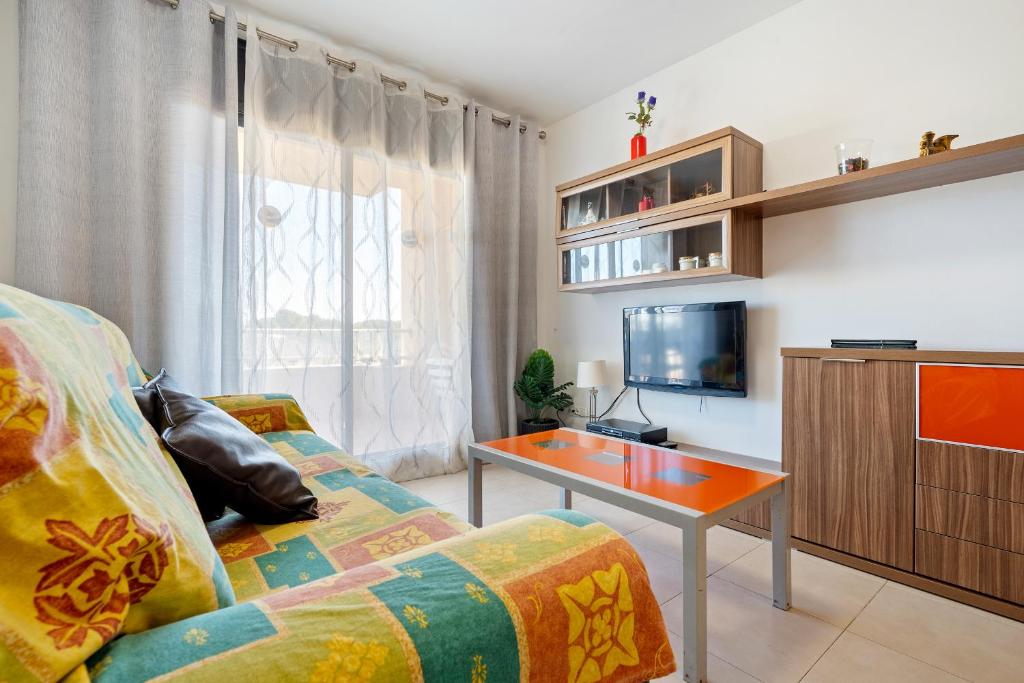 a living room with a couch and a table at Hauzify I Apartament Oliveres in Hospitalet de l'Infant