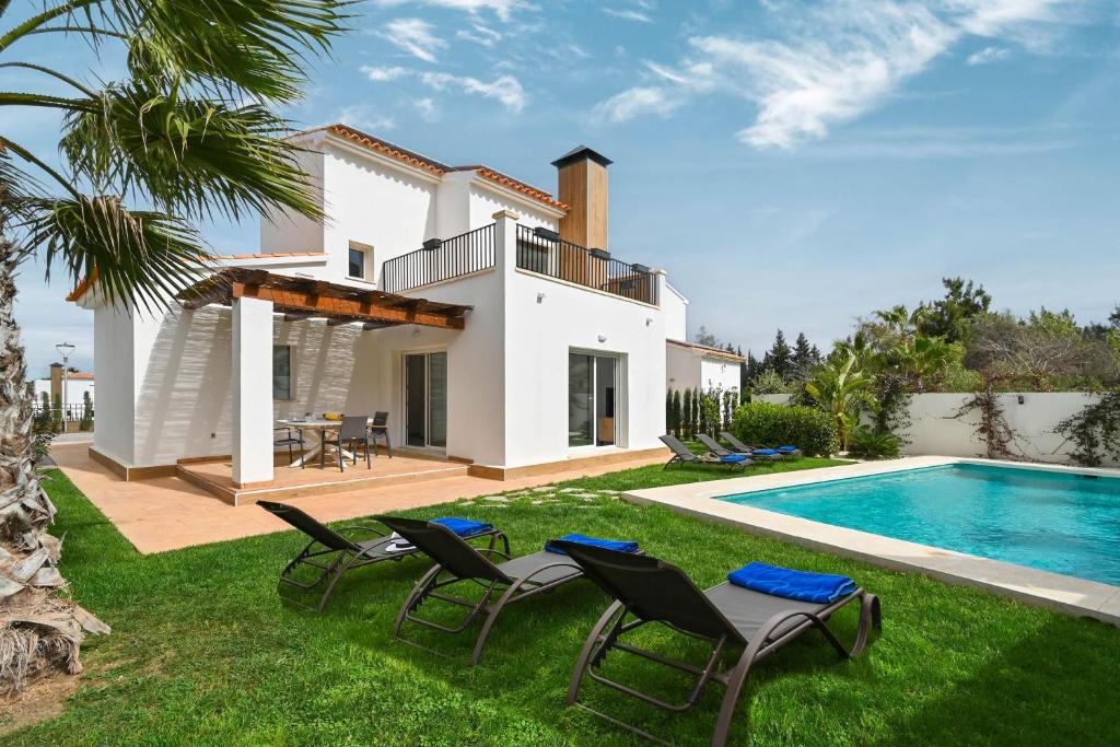 une villa avec une piscine et une maison dans l'établissement Limoncello, à Dénia