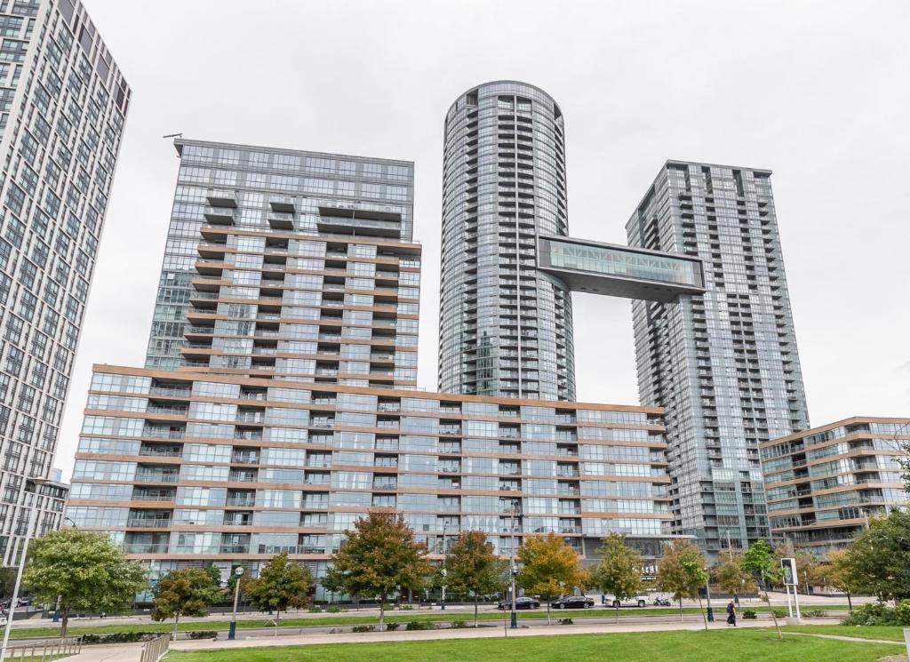 dos edificios altos en una ciudad con un letrero de calle en GLOBALSTAY. Elegant Downtown Apartments, en Toronto