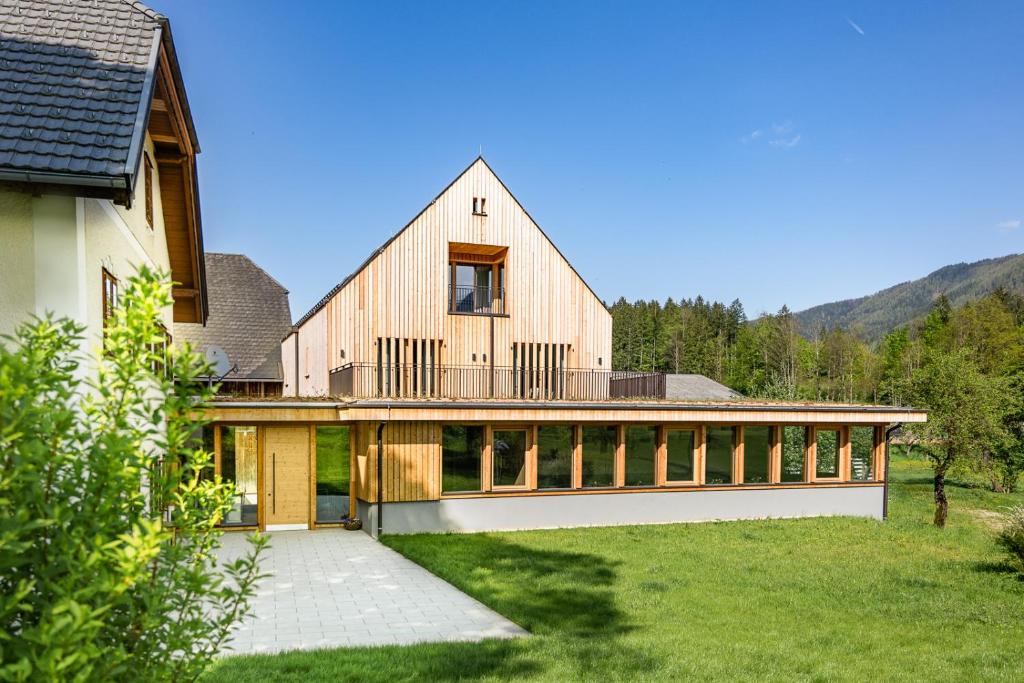 een groot houten huis met een veranda en een balkon bij Ferienhof Reiterhof Edtbauer in Weyer Markt