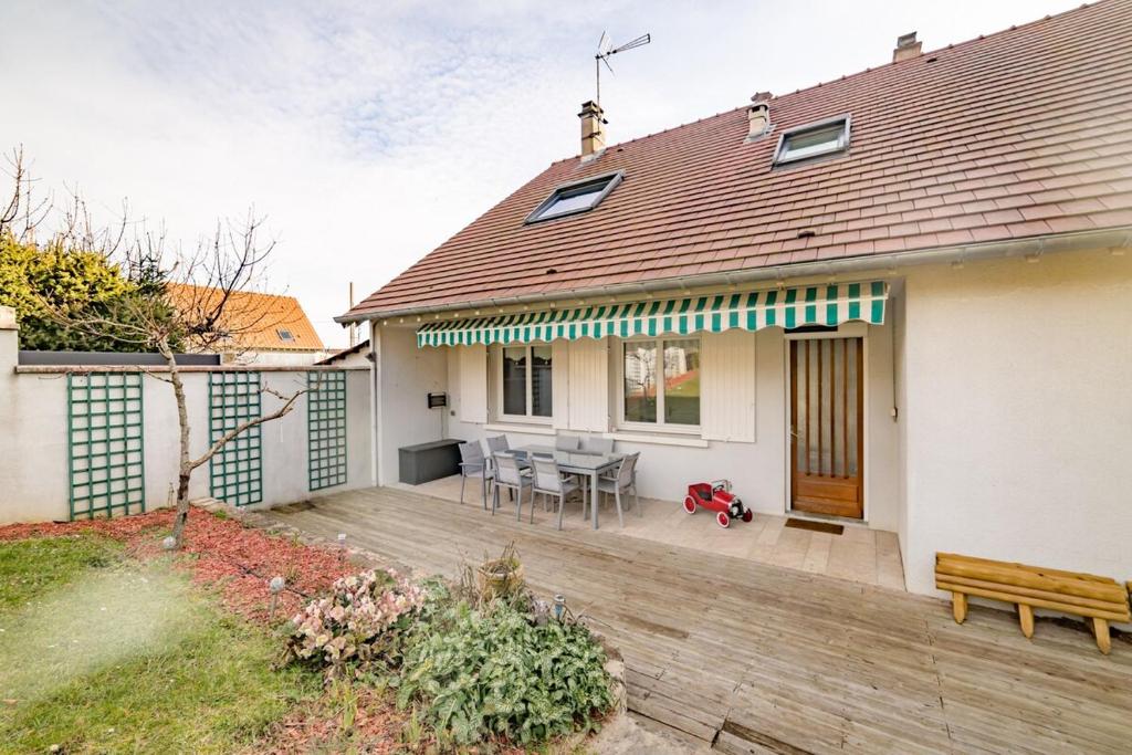 une maison avec une terrasse dotée d'une table et d'un banc dans l'établissement Home - Hubert Fabureau - Séjour à Auxerre, à Auxerre