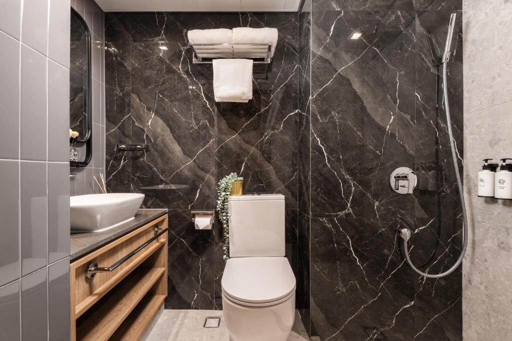 Uma casa de banho em Dash Living on Hollywood