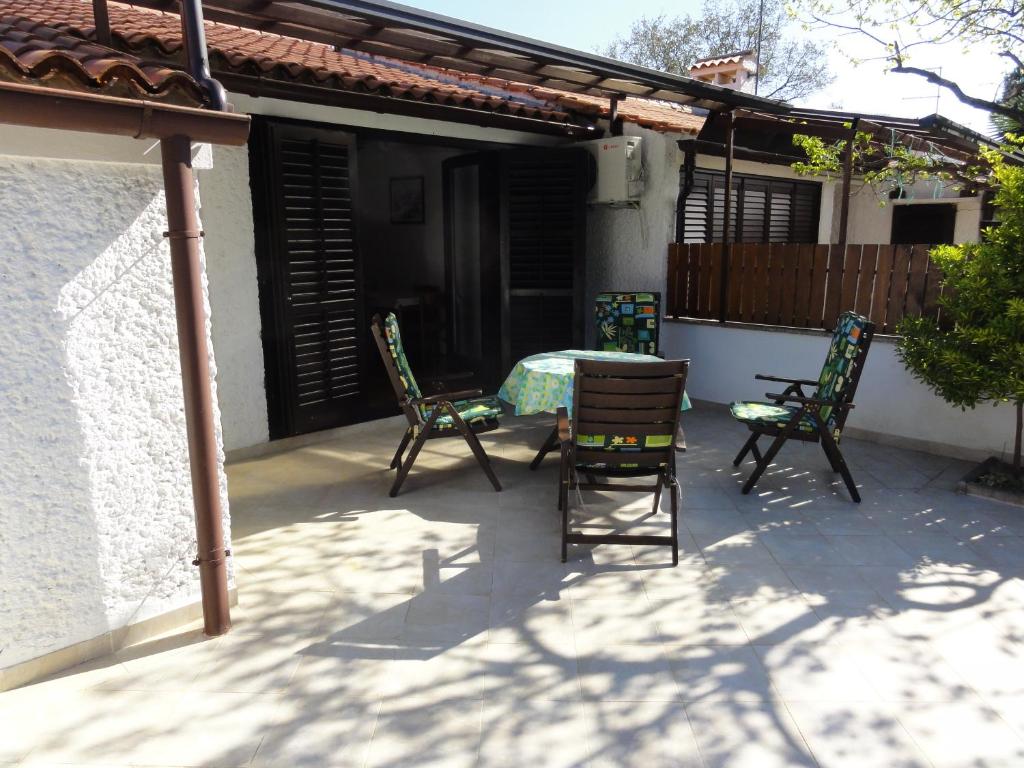 un patio con sedie e un tavolo su una casa di House Lavanda a Poreč (Parenzo)
