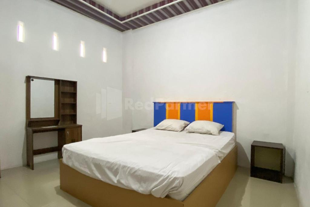 sypialnia z dużym łóżkiem w białym pokoju w obiekcie Aisyah Homestay Syariah RedPartner w mieście Stabat