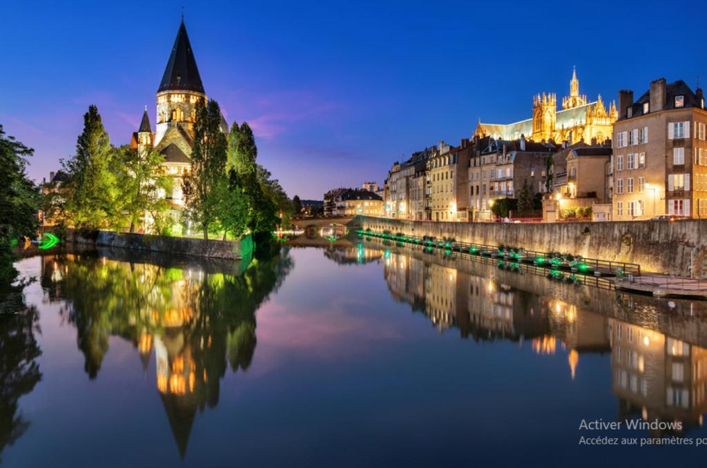 Výhled na řeku, která protéká v blízkosti hotelu