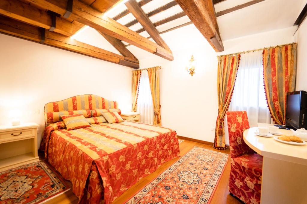 - une chambre avec un lit et une table dans l'établissement Furlani Apartments, à Venise