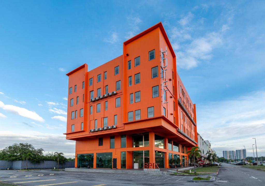 un edificio naranja con aparcamiento en BRIX KLIA By Pinetree en Sepang