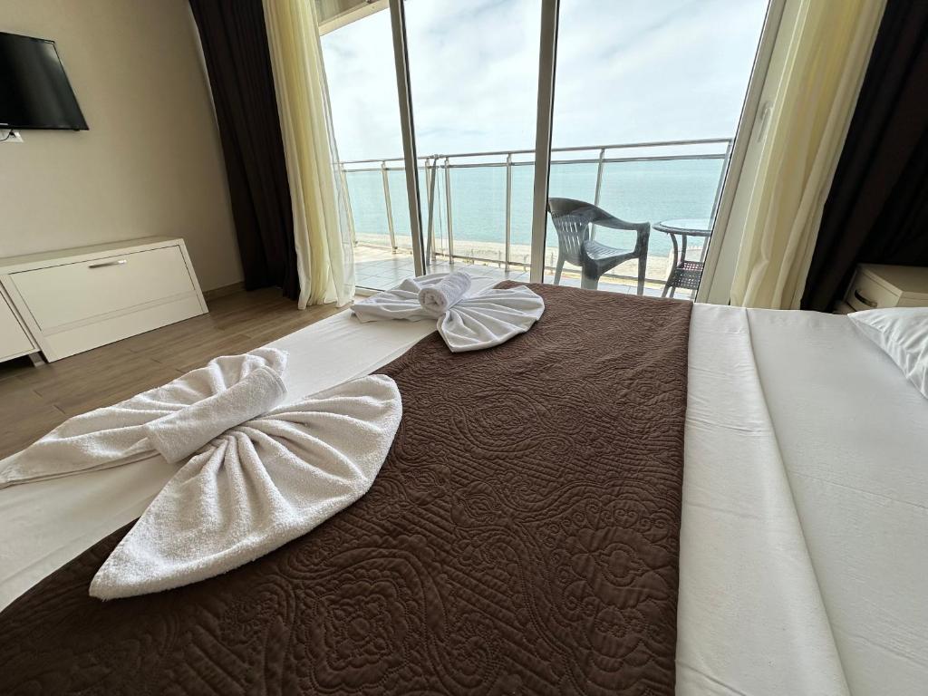 SeaGate في باتومي: غرفة نوم مع سرير وإطلالة على المحيط