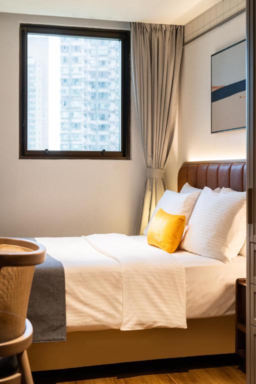 Uma cama ou camas num quarto em Dash Living on Hollywood