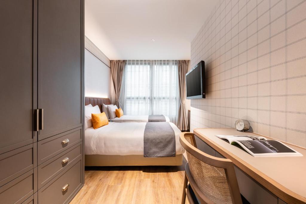 Uma cama ou camas num quarto em Dash Living on Hollywood