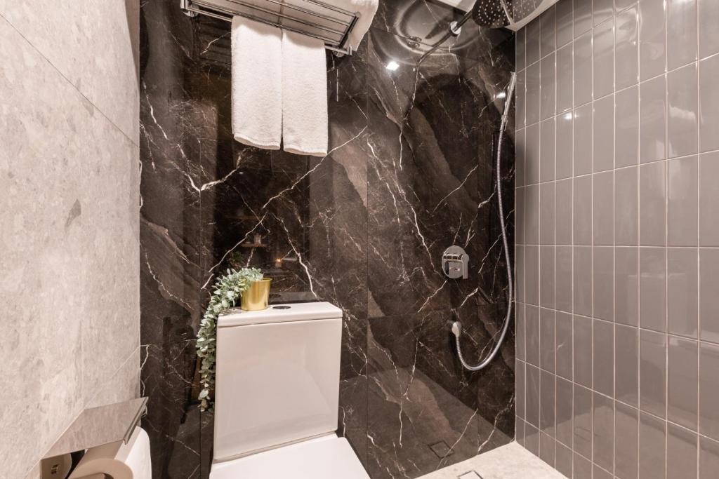 Uma casa de banho em Dash Living on Hollywood