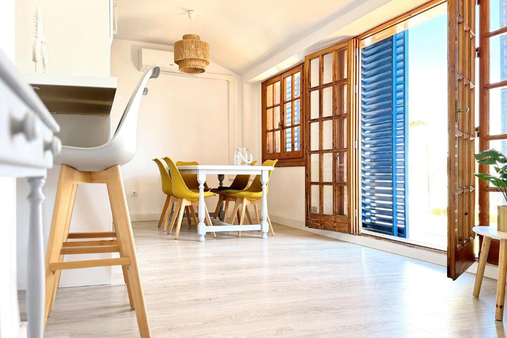 a kitchen and dining room with a table and chairs at Apartamentos Vela Blanca in San José