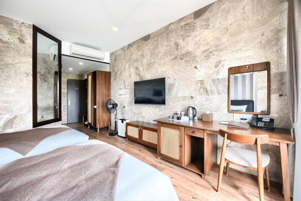 The Blossom Resort Island Da Nang - Onsen Included: desk