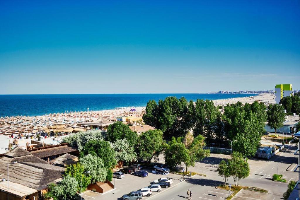 una vista aérea de una playa con árboles y coches en Mamaia Summerland Sunwaves en Mamaia