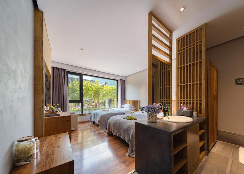 Postel nebo postele na pokoji v ubytování Wang Yun Residence Boutique Homestay Zhangjiajie