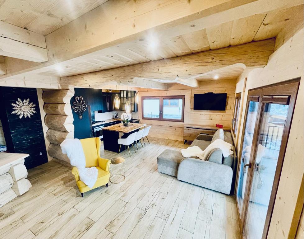 a living room and dining room in a tiny house at Villa Alexandra in Kościelisko