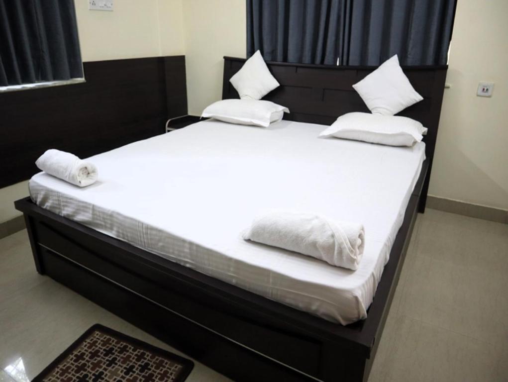 เตียงในห้องที่ Shree Laxmi Guest House