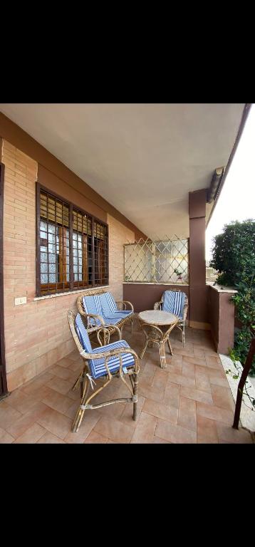 - une terrasse avec 2 chaises et une table dans l'établissement Villa Vanessa, à Campo Iemini