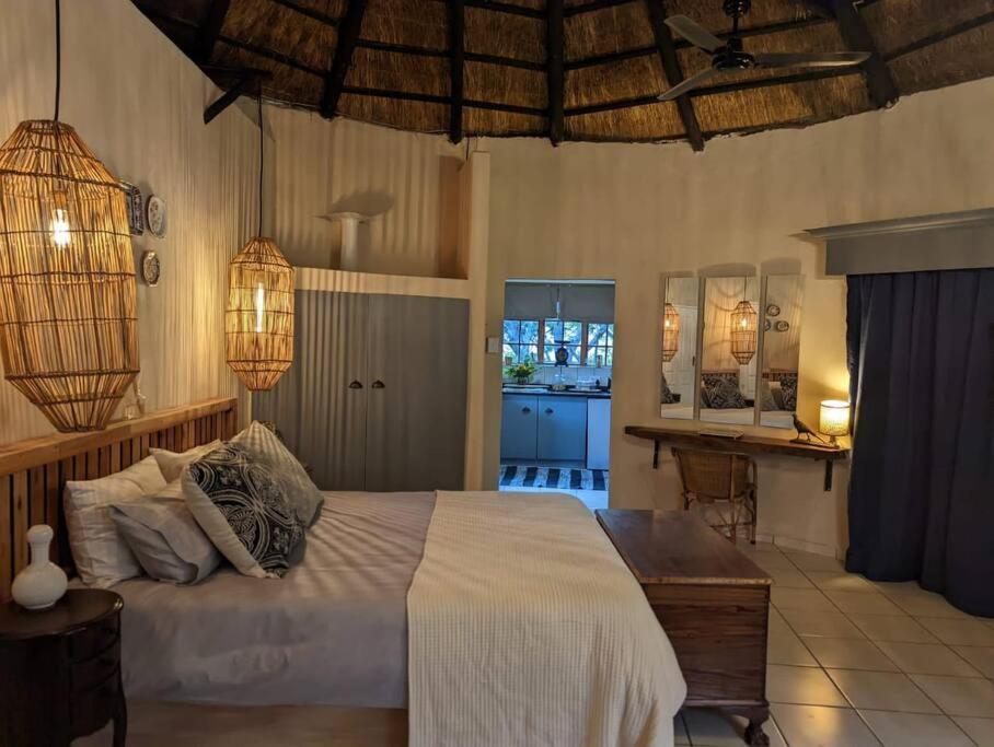 una camera con un grande letto e una cucina di Home away from home. Experience our farm luxury. a Tzaneen