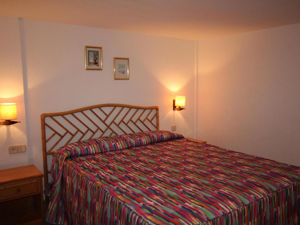 Posteľ alebo postele v izbe v ubytovaní BELLAMAR C - Casa adosada para 10 personas en primera línea de mar en Llançà. - ES-228-18