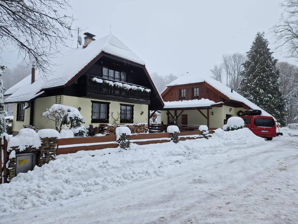 Obiekt Chaloupka u řeky zimą