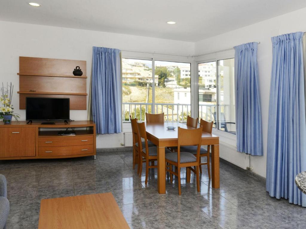 TV a/nebo společenská místnost v ubytování VINYA FARELLA 4 - Apartamento luminoso con vistas la mar y parking. - ES-228-19