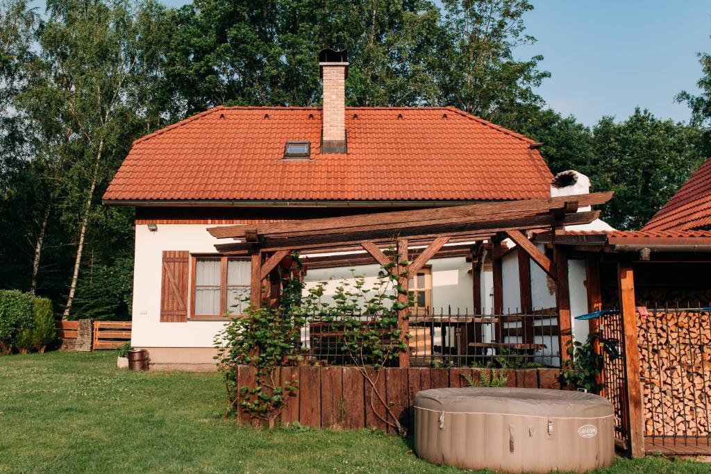 Ogród w obiekcie Chaloupka u řeky