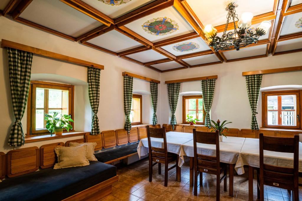 Restoran atau tempat lain untuk makan di Traditional homestead Guhar in Radovna