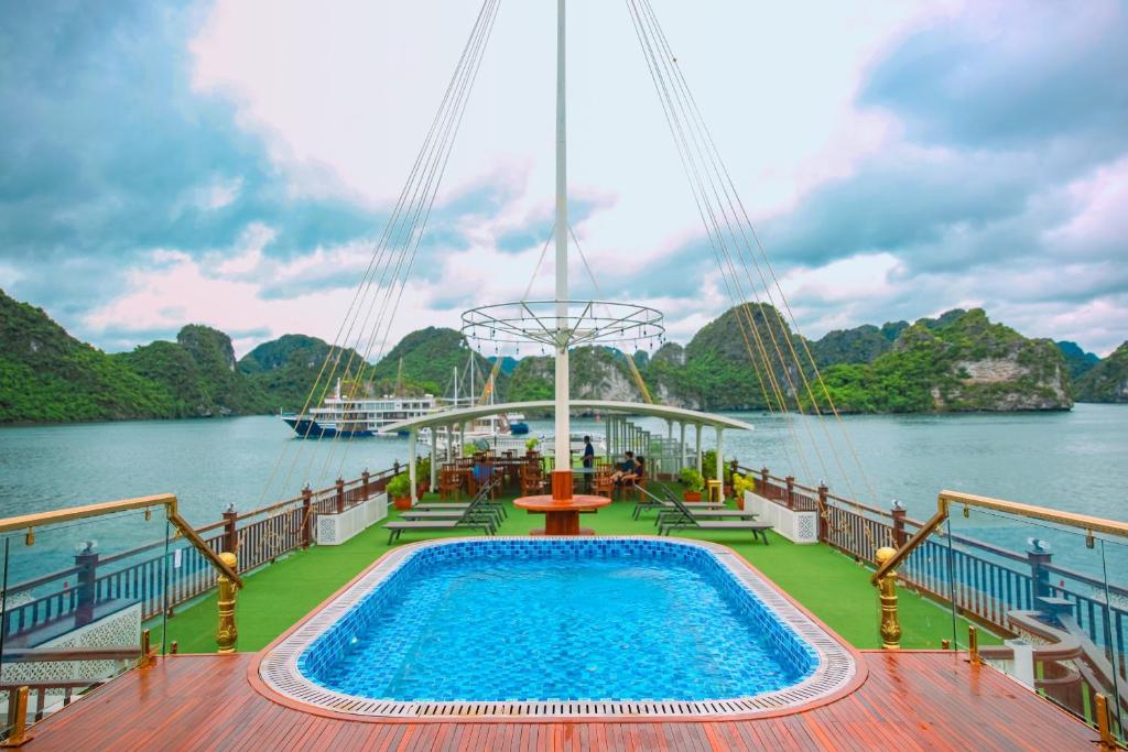 un navire de croisière avec piscine sur la terrasse dans l'établissement Le Journey Calypso Pool Cruise Ha Long Bay, à Hạ Long
