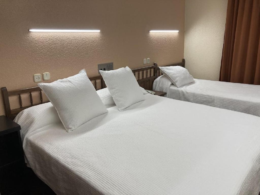 Postel nebo postele na pokoji v ubytování Hotel Folch