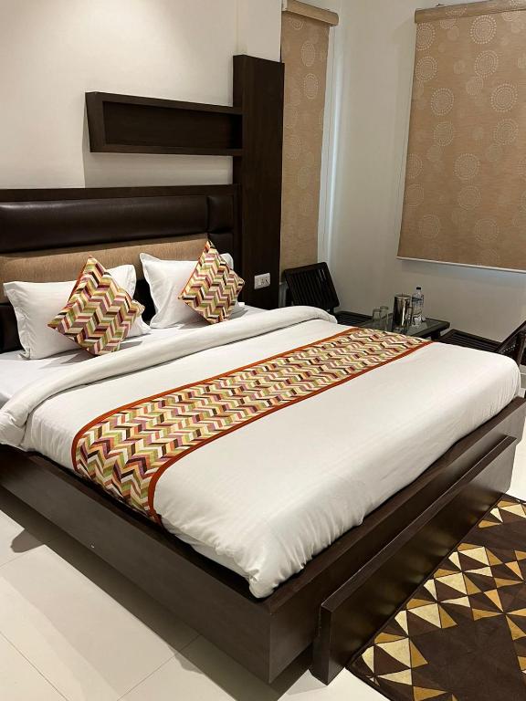 um quarto com uma cama grande num quarto em Hotel SB Residency em Amritsar